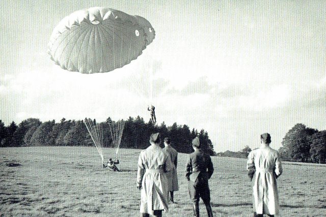 Výcvik parašutistů | foto: z archívu Vojenského historického ústavu a Eduarda Stehlíka