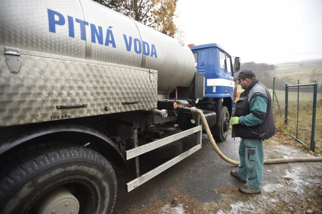 Cisterny musí vozit vodu do Nedašovy Lhoty i Nedašova | foto: Dalibor Glück,  ČTK