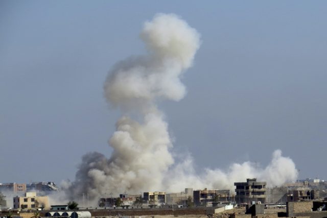 Výbuch v iráckém městě Ramádí | foto: Osama Sami,  ČTK/AP
