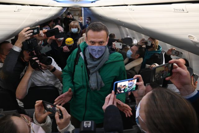 Alexej Navalnyj,  hlavní kritik Vladimira Putina,  v obležení novinářů na cestě z Německa do Ruska | foto: Fotobanka Profimedia