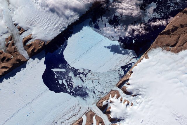 Voda,  odtékající z ledovců,  obsahuje metan. | foto: NASA