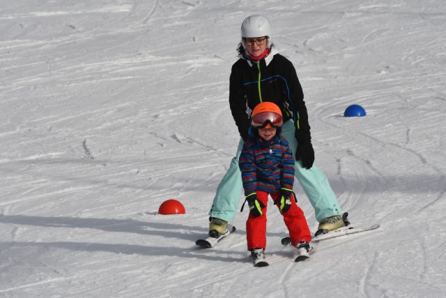 Lyžařka s dítětem ve Skiareálu Lipno | foto: Miroslav Duschek