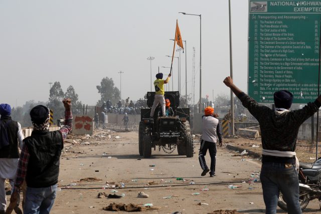 Bouří se už i indičtí farmáři  (Protesting farmers clash with police at Punjab and Haryana border) | foto: Fotobanka Profimedia