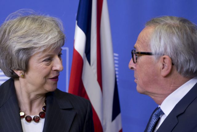 Theresa Mayová a Jean-Claude Juncker po setkání v Bruselu | foto: Virginia Mayo,  ČTK/AP