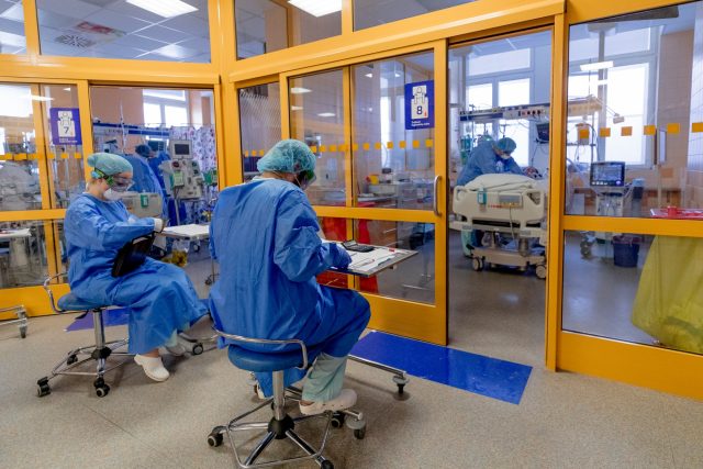 Klinika anesteziologie,  resuscitace a intenzivní medicíny Všeobecné fakultní nemocnice,  kde se starají o nemocné s covid-19 | foto: Petr Topič,  MAFRA / Profimedia
