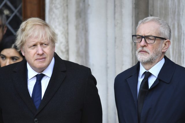 Britský premiér Boris Johnson a vůdce labouristů Jeremy Corbyn | foto: Dominic Lipinski,  ČTK/AP