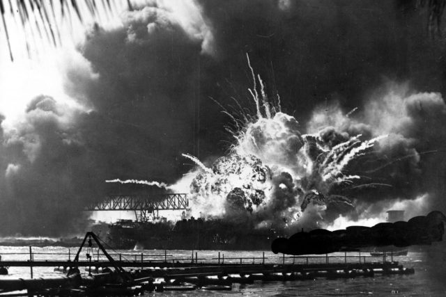 Americká válečná flotila v plamenech po japonském útoku na přístav Pearl Harbor v roce 1941 | foto: ČTK/AP