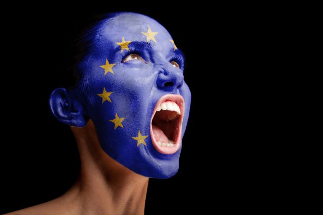 Žena s vlajkou Evropské unie na obličeji | foto: Shutterstock