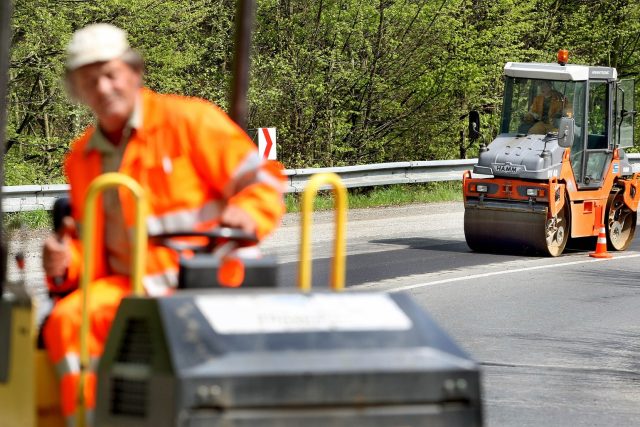 V Královéhradeckém kraji bude své vozovky opravovat jak hejtmanství,  tak i Ředitelství silnic a dálnic  (ilustrační foto) | foto: Profimedia