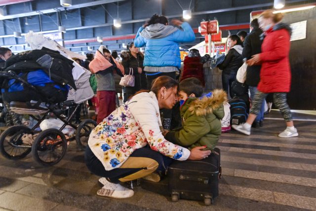 Matka s dítětem z válkou zmítané Ukrajiny v hale pražského Hlavního nádraží | foto: Vít Šimánek,  ČTK