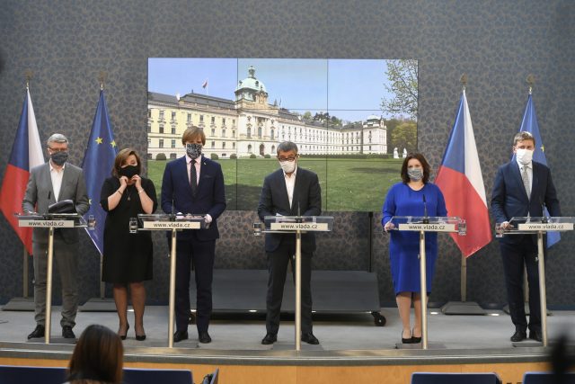 Tisková konference po mimořádném jednání vlády | foto: Roman Vondrouš,  ČTK