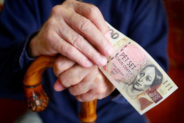 důchodová reforma stáří peníze hůl | foto: Profimedia