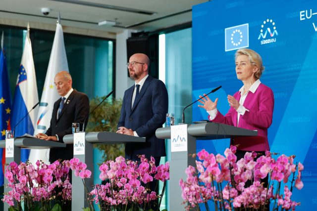 Šéfka Evropské komise Ursula von der Leyenová,  předseda Evropské rady Charles Michel a slovinský premiér Janez Janša | foto: Profimedia