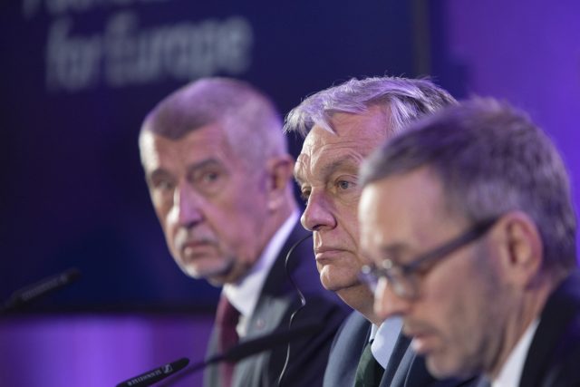 Patrioti pro Evropu; Andrej Babiš,  Viktor Orbán a extrémně pravicový šéf rakouských Svobodných Herbert Kickl | foto: Fotobanka Profimedia