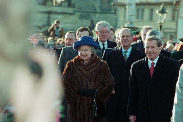 Britská královna Alžběta II. s prezidentem Václavem Havlem na návštěvě v Praze | foto: Michal Růžička,  MFDNES + LN / Profimedia