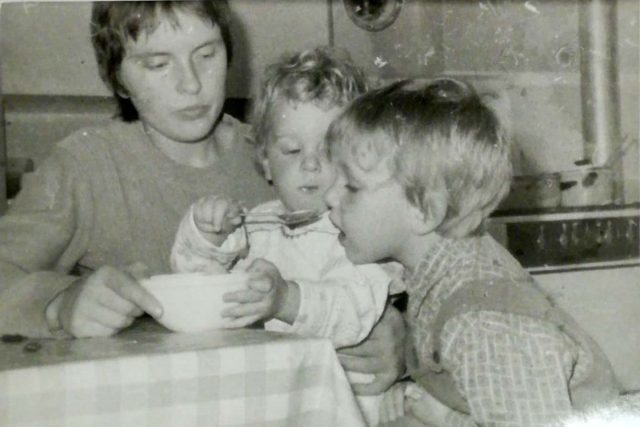 Hana Jüptnerová se syny Janem a Petrem,  Vrchlabí 1981 | foto: Post Bellum