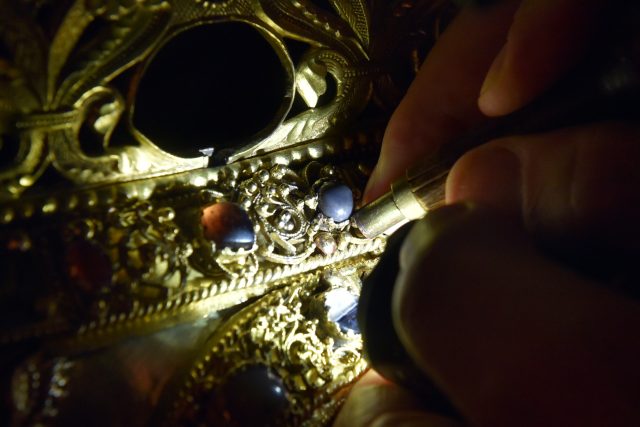 Unikátní objev učinili odborníci při čištění relikviáře sv. Maura na zámku Bečov na Karlovarsku | foto: Slavomír Kubeš,  ČTK