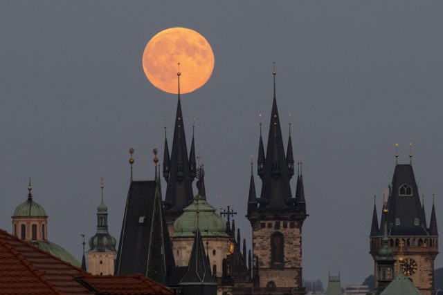 Superúplněk Měsíce nad Prahou | foto: Ondřej Deml,  ČTK