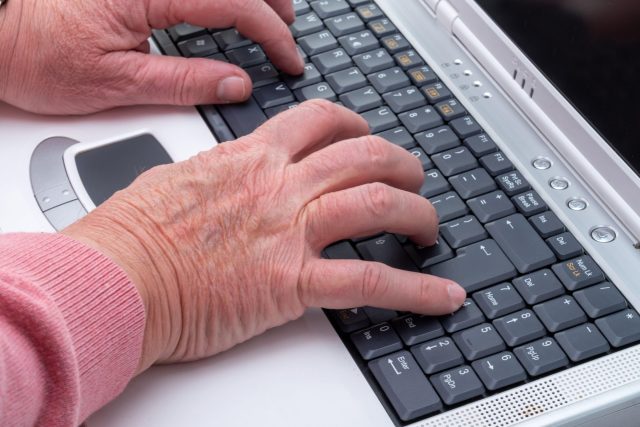 Senior pracuje na počítači  (ilustrační foto) | foto: Fotobanka Profimedia