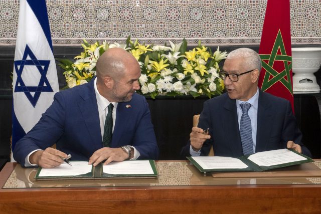 Předseda marockého parlamentu Rachid Talbi Alami  (vpravo) a předseda izraelského Knesetu Amir Ohana podepsali memorandum o porozumění | foto: Fotobanka Profimedia