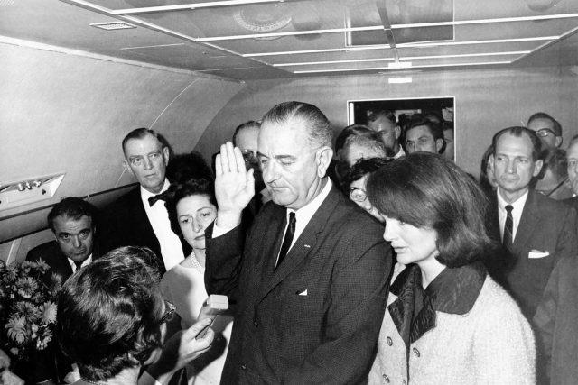 Lyndon B. Johnson skládá prezidentskou přísahu na palubě Air Force One 22. listopadu 1963 | foto: Fotobanka Profimedia