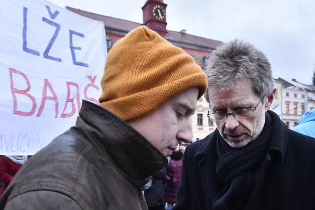 Spolek Milion chvilek pozval účastníky demonstrace debatovat nad konkrétním tématem | foto: Luboš Pavlíček,  ČTK