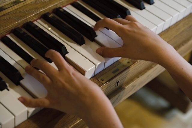 Výuka hry na klavír,  dětské ruce | foto: Milan Kopecký,  Český rozhlas