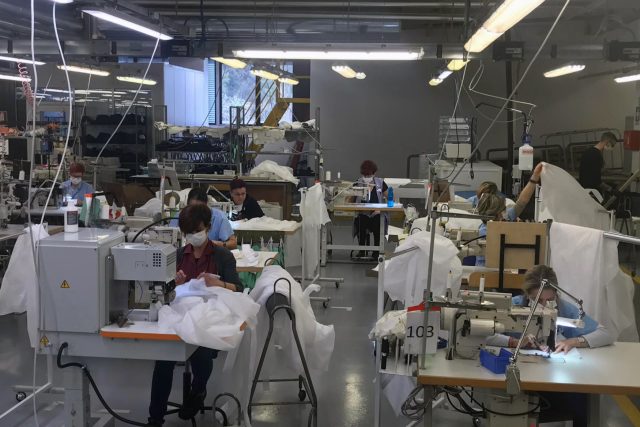 Italská oděvní firma Armani začala výrobu ochranných oděvů pro zdravotníky | foto: ČTK/AP