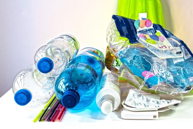 Podle výrobců PET lahví by zálohování zvýšilo uhlíkovou stopu kvůli převážení a mytí obalů. S tím Freidinger nesouhlasí,  zálohování je prý až o třetinu šetrnější k přírodě | foto: Fotobanka Pixabay,  CC0 1.0