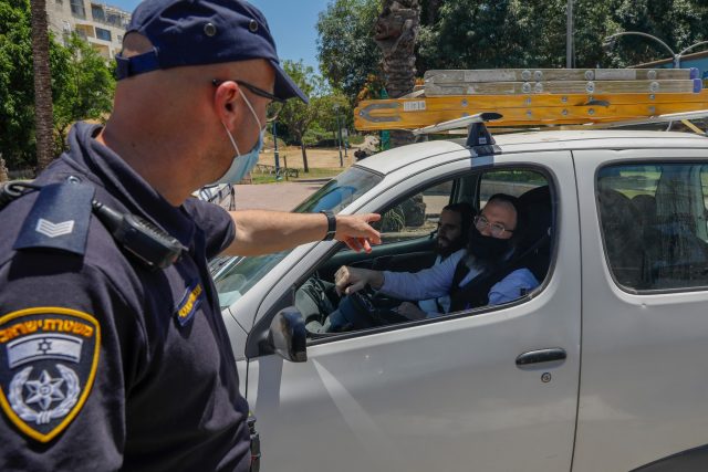 Izraelský strážník během koronavirové krize | foto: Fotobanka Profimedia
