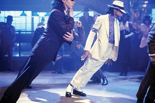 Z videoklipu k písni Smooth Criminal. Michaelu Jacksonovi i ostatním tanečníkům pomáhaly speciálně vyvinuté boty,  které si nechali umělec a jeho kolegové v roce 1993 dokonce patentovat  | foto: Warner-Tamerlane Publishing Corp.