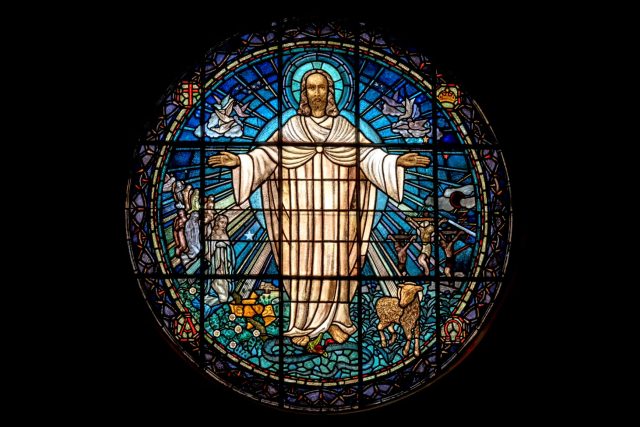 Ježíš Kristus,  vitráž | foto: Unsplash – Paul Zoetemeijer,  Licence Unsplash