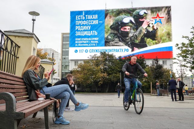 Billboard v Moskvě s nápisem „Existuje taková profese – bránit vlast“ | foto: Fotobanka Profimedia