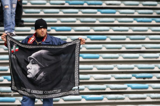 Fanoušek AS Řím držící vlajku s fašistickým diktátorem Benitem Mussolinim | foto: Profimedia