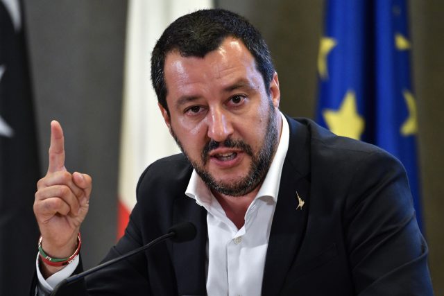 Salvini kategoricky popřel,  že by jeho strana z Ruska dostala jediné euro či jediný rubl s tím,  že o nelegálním zahraničním financování neexistuje jediný důkaz | foto: Fotobanka Profimedia