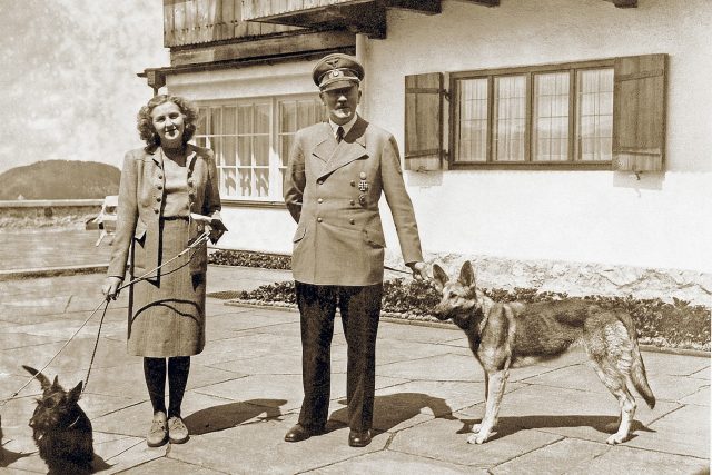 Eva Braunová a Adolf Hitler se svými psy  (1942) | foto: Profimedia