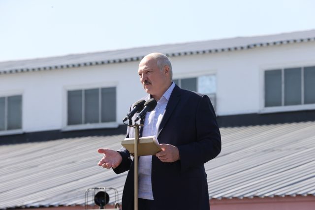 Když se Lukašenko vydal do minské továrny MZKT,  čekalo ho hromové skandování Odejdi! | foto: Fotobanka Profimedia