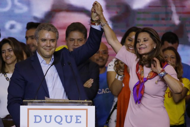 První kolo prezidentských voleb v Kolumbii vyhrál právník a bývalý senátor Iván Duque | foto: Fernando Vergara,  ČTK/AP