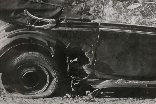 Na Heydrichův vůz parašutisté zaútočili ve středu 27. května 1942 v 10.35 h. Gabčíkovi sice jeho samopal v rozhodující chvíli kvůli vzpříčenému náboji selhal,  ale Kubišova bomba zasáhla cíl a protektora vážně zranila | foto: Archiv Eduarda Stehlíka