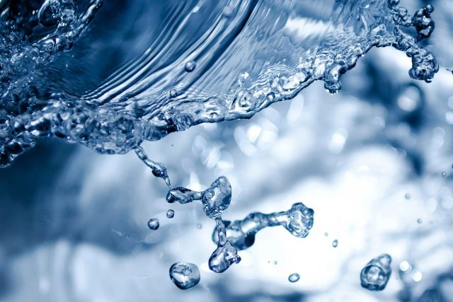 U dostupnosti pitné vody a obnovy vodárenské infrastruktury není podstatné,  kdo vodu vlastní,  ale kdo ji prodává koncovému zákazníkovi,  připomíná Radek Holomčík  (Piráti) | foto: PublicDomainPictures,  Pixabay,  CC0 1.0