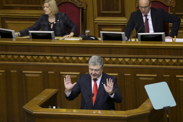 Ukrajinský prezident Petro Porošenko během schůze ukrajinského parlamentu 26. listopadu 2018 | foto: Efrem Lukatsky,  ČTK/AP