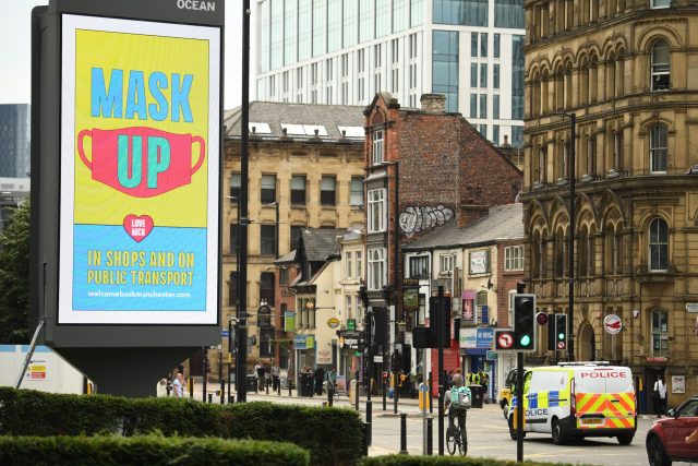 Billboard v anglickém Manchesteru,  který upozorňuje na nošení roušek | foto: Fotobanka Profimedia