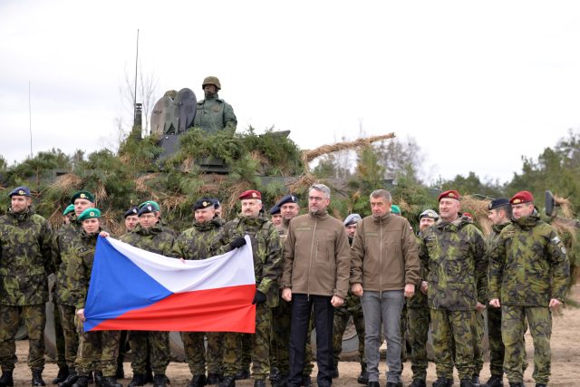 Premiér Andrej Babiš a ministr obrany Lubomír Metnar se sešli s českými vojáky ve Varšavě při oslavách 20. výročí vstupu Česka,  Polska a Maďarska do NATO | foto: Petr Kupec,  ČTK
