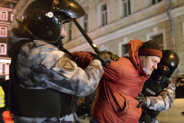 V Rusku dochází k hromadnému zatýkání. | foto:  Denis Kaminev,  ČTK/AP