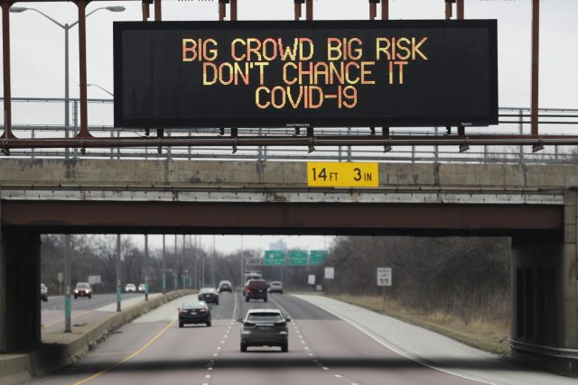 Nápis nad dálnicí v Chicagu: Velký dav je velkým rizikem. Nedejte šanci covidu-19 | foto: Nam Y. Huh,  ČTK/AP
