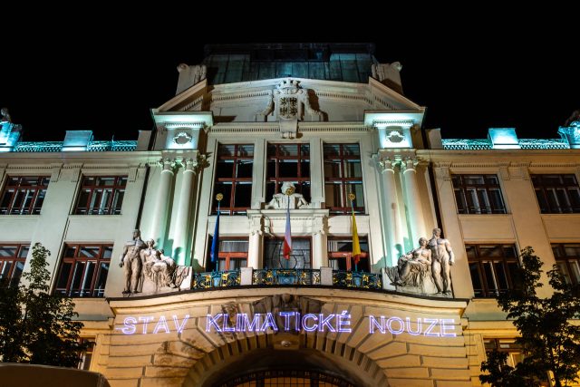 Zástupci uměleckých a kulturních institucí chtěli touto akcí,  kterou připravilo Lunchmeat Studio,  upozornit na to,  že městské zastupitelstvo dosud nepřijalo strategická opatření reagující na změny klimatu | foto: Lunchmeat Studio​