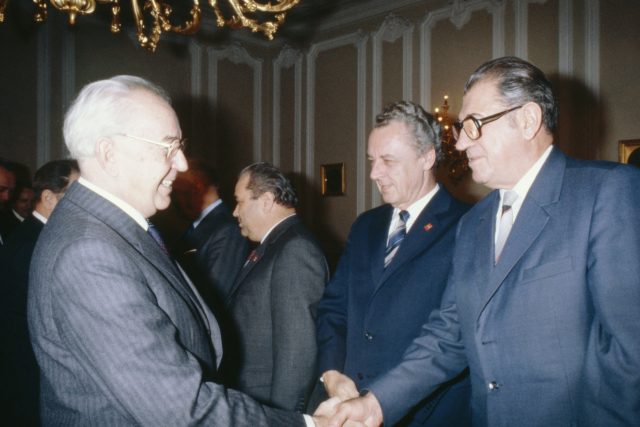 Prezident Gustáv Husák zdraví s předsedou Slovenské národní rady Viliamem Šalgovičem,  rok 1982 | foto: Karel Mevald,  ČTK