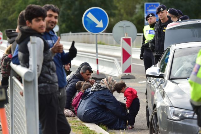 Zadržení migranti na česko-slovenském hraničním přechodu Lanžhot Brodské | foto: Fotobanka Profimedia