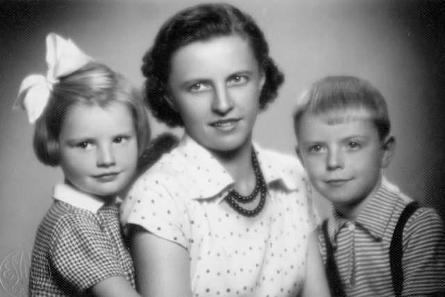 Jan Kozlík s matkou a sestrou v roce 1953 | foto: Post Bellum