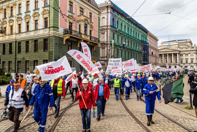 Protest polských hornických odborů proti rozhodnutí uzavřít hnědouhelný důl Turow | foto: Fotobanka Profimedia